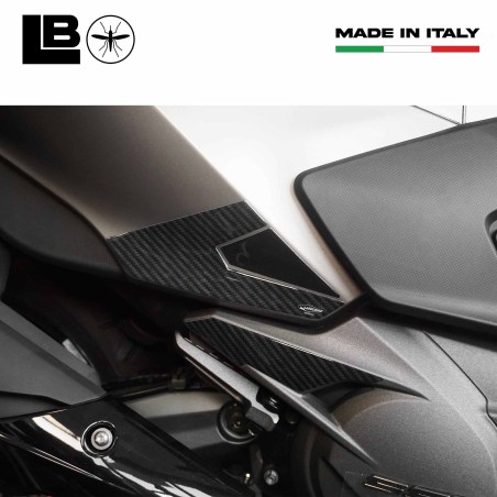 Adesivi Protezioni poggiapiedi posteriori compatibili con Kymco Ak550 Premium