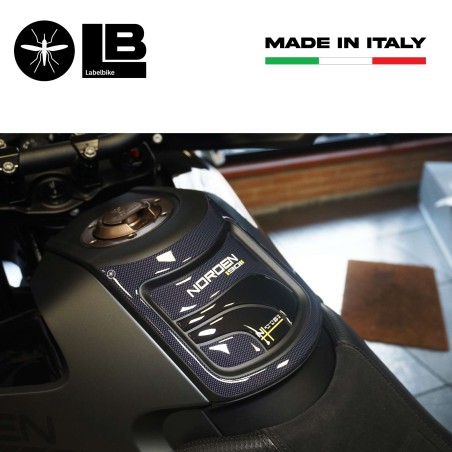 Adesivo 3D  Paraserbatoio moto compatibile con Husqvarna Norden 901