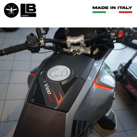 Adesivo 3D Paraserbatoio compatibile con Moto Guzzi V100 Mandello 2022 - 2023