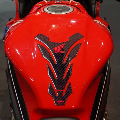 Paraserbatoio Licenza Ufficiale Honda adesivo resina 3D carbonio logo rosso