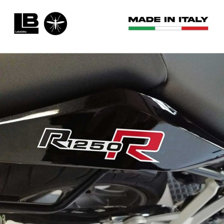 2 ADESIVI per MOTO compatibili BMW R1250R STICKERS R 1250 R NERO-ROSSO 12x3 cm 