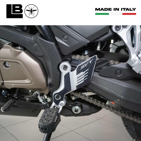 Adesivi 3D Battitacco pedane poggiapiedi moto compatibili con QJ Motor SVT 650 X