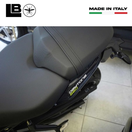 Adesivi 3D protezioni fianchetti moto compatibili con Triumph Daytona 660 2024