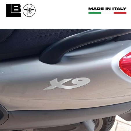 2 PEGATINAS DE RESINA 3D ESCRITAS X9 para SCOOTER 250 - 500 para PIAGGIO X 9 PLATA