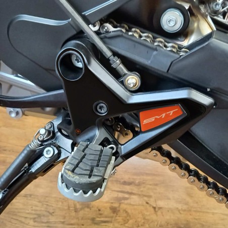 Adesivi 3D Battitacco pedane poggiapiedi moto compatibili con KTM 890 SMT 2025